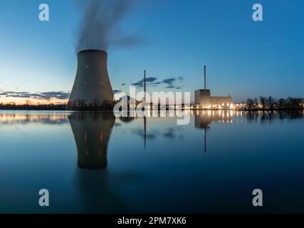 Centrale nucléaire Isar près de Landshut, Bavière, Allemagne dans la soirée Banque D'Images