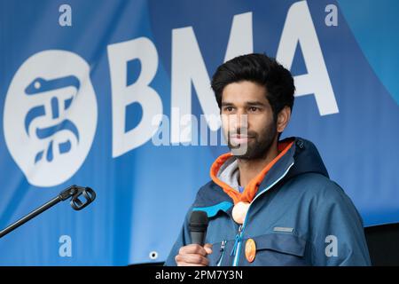 Londres, Royaume-Uni. 11 avril 2023. Vivek Trivedi, co-président de BMA Junior Doctors, s'adresse à un rassemblement alors que les jeunes médecins en Angleterre commencent 4 jours de grèves. Banque D'Images