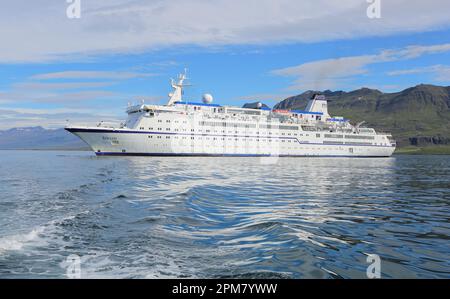 Le petit navire de croisière classique MS Berlin (maintenant Dream Goddess) au mouillage à Djúpivogur, Islande. Croisières vintage, images de navires à passagers Banque D'Images