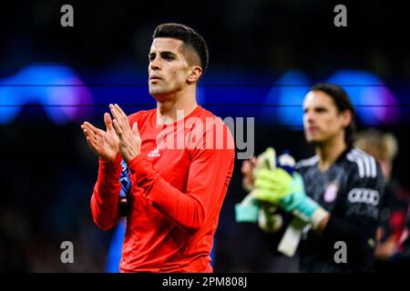 Manchester, Royaume-Uni. 11th avril 2023. Football: Ligue des Champions, Manchester City - Bayern Munich, knockout round, quarterfinales, première étape, Etihad Stadium. Joao Pedro Cavaco Cancelo (l) de Munich et Yann Sommer (r), gardien de but de Munich, réagissent de manière malheureuse après le match et remercient les fans. Crédit : Tom Weller/dpa/Alay Live News Banque D'Images