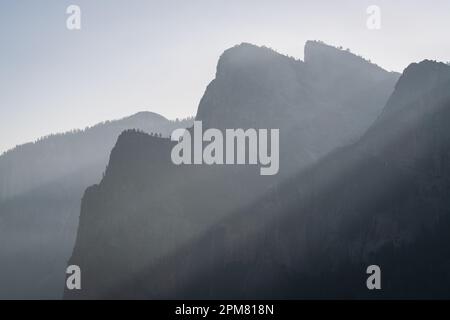 Vue sur le tunnel au parc national de Yosemite en Californie Banque D'Images