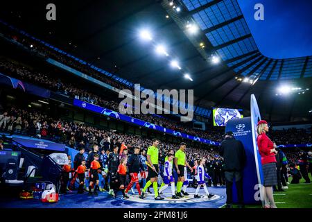 Manchester, Royaume-Uni. 11th avril 2023. Football: Ligue des Champions, Manchester City - Bayern Munich, knockout round, quarterfinales, première étape, Etihad Stadium. Les équipes entrent dans le stade. Crédit : Tom Weller/dpa/Alay Live News Banque D'Images