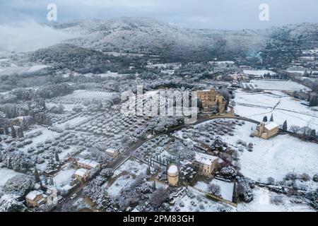 France, Vaucluse, Luberon, Lourmarin, a marqué les plus beaux villages de France, le massif du Luberon, le vieux château et le temple protestant sous la neige (vue aérienne) Banque D'Images