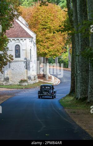 France, Indre et Loire, Chanceaux-près-Loches, une vieille voiture (Citroën traction) traverse le village Banque D'Images