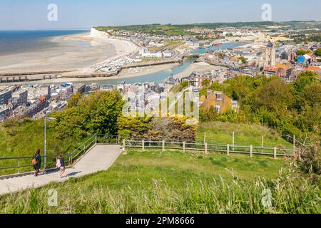 France, Seine Maritime, Côte d'Albatre, le Treport, vue générale en haut des escaliers menant au Calvaire sur la falaise sud, plage de Mers-les-bains en arrière-plan Banque D'Images