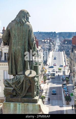 France, Loir-et-cher, vallée de la Loire classée au patrimoine mondial de l'UNESCO, Blois, statue de Denis Papin au sommet des escaliers et la ville en arrière-plan Banque D'Images