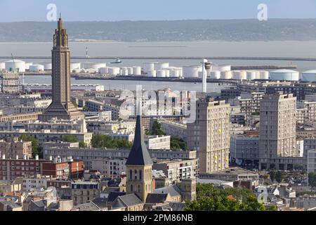 France, Seine Maritime, le Havre, centre-ville, classé au patrimoine mondial de l'UNESCO, tour lanterne de l'église Saint-Joseph et bâtiments jumeaux de la porte Oceane, conçus par Auguste Perret et construits en béton Banque D'Images