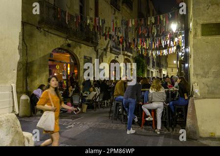 France, Hérault (34), Montpellier, tissus de décoration suspendus dans une allée animée dans le centre historique de la ville de nuit Banque D'Images