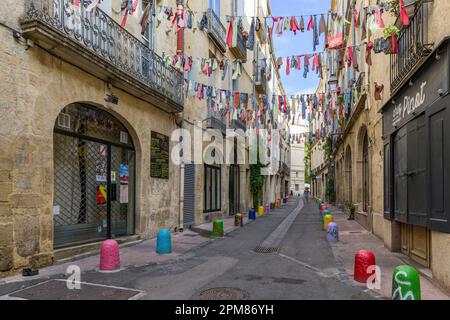 France, Hérault (34), Montpellier, tissus de décoration suspendus dans une allée dans le centre historique de la ville Banque D'Images