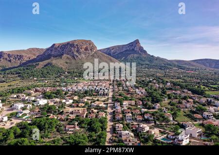 Espagne, Iles Baléares, Majorque, Baie d'Alcúdia, Colonia de Sant Pere, ville par la mer et son port, en arrière-plan le Parc naturel de la Península de Llevant et les montagnes (vue aérienne) Banque D'Images