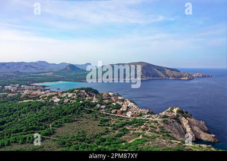 Espagne, Iles Baléares, Majorque, Cala Ratjada, Coll de Marina en arrière-plan (vue aérienne) Banque D'Images