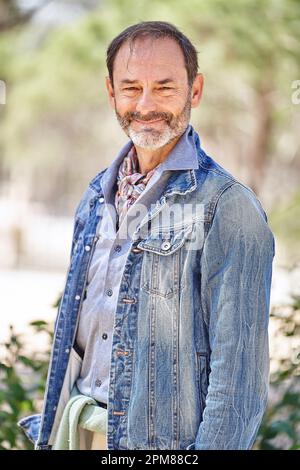 Portrait d'homme barbu souriant avec expression positive Banque D'Images