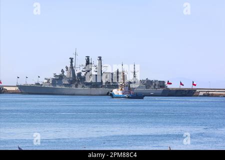 Marine chilienne anti frégates sous-marines côte à côte amarrées dans le port de Valparaiso, bateau remorqueur Puyehue, Armada de Chile, navire de guerre, drapeaux, radars Banque D'Images