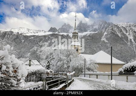 La France, la haute Savoie, Chamonix-Mont-blanc, l'église Saint-Michel et les aiguilles de Chamonix en arrière-plan. Banque D'Images