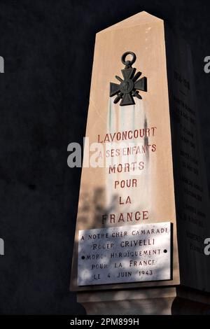 France, haute Saone, Lavoncourt, place de l'Eglise, mémorial de guerre, plaque, hommage à Roger Crivelli, combattant français de la résistance, Compagnon de la libération, né et enterré à Lavoncourt Banque D'Images