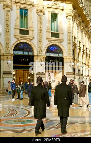 Italie, Lombardie, Milan, la galerie Vittorio Emanuele II, galerie marchande construite au 19th siècle par Giuseppe Mengoni, policiers devant le magasin de luxe Prada Banque D'Images