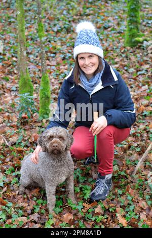 France, Aube, Champignol lez Mondeville, Delphine Semin et son chien de truffe Pino pour le creusage de truffes d'automne (truffe de Bourgogne et de Champagne, tubercule uncinatum) Banque D'Images