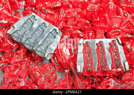 France, Ardennes, Bogny sur Meuse, Maison Simon, Ardennes atelier de production de sucre rouge (bonbons rouges traditionnels fabriqués pour Saint Nicolas et fêtes de Noël) dans des moules en fonte de 1925) Banque D'Images