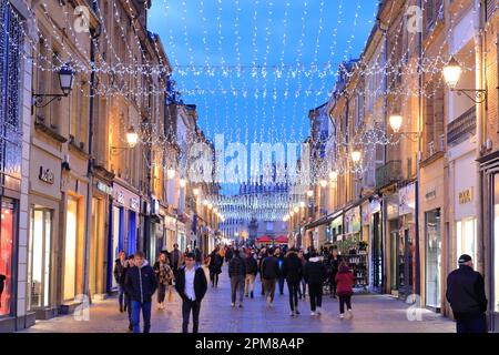 France, Ardennes, Charleville Mézières, marché de Noël, rue de la République vue de la place Ducale avec décorations et illuminations de Noël Banque D'Images