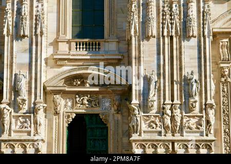 Italie, Lombardie, Milan, Piazza del Duomo, la cathédrale de la Nativité de la Sainte Vierge (Duomo) construite entre le 14th siècle et le 19th siècle, dans le style gothique flamboyant Banque D'Images