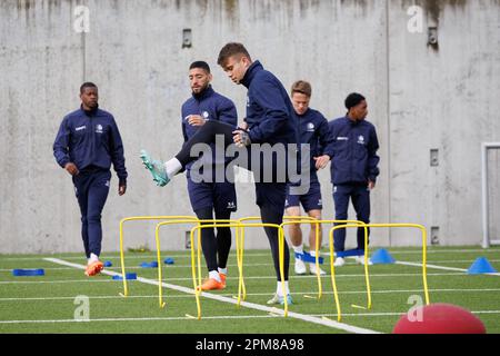 Gand, Belgique. 12th avril 2023. Mathias Nurio Fortuna de Gent, Tarik Tissoudali de Gent, Kamil Piatkowski de Gent et Matisse Samoise de Gent photographiés en action lors d'une séance de formation de l'équipe belge de football KAA Gent le mercredi 12 avril 2023 à Gent. L'équipe se prépare pour le match de demain contre le FC West Ham United, la première partie des quarts de finale de la compétition de l'UEFA Europa Conference League. BELGA PHOTO KURT DESPLENTER crédit: Belga News Agency/Alay Live News Banque D'Images