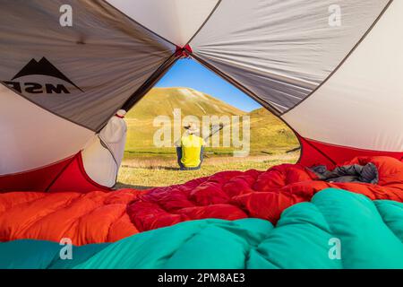 France, Hautes-Alpes, Parc naturel régional du Queyras, la Roche-de-Rame, matin au bivouac sur la rive du lac Néal (2455 m) Banque D'Images