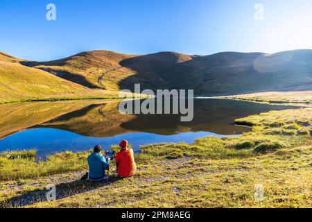 France, Hautes-Alpes, Parc naturel régional du Queyras, la Roche-de-Rame, petit déjeuner au lever du soleil sur les rives du lac Neal (2455 m) Banque D'Images