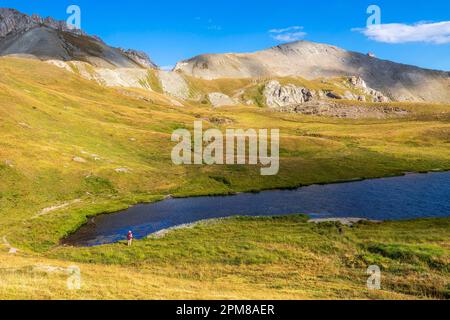 France, Hautes-Alpes, Parc naturel régional du Queyras, la Roche-de-Rame, randonneur sur la rive nord du lac Néal (2455 m) Banque D'Images