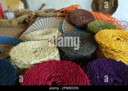 France, Drôme (26), Nyons, la Scourtinerie, la dernière usine de tampons à récurer en Provence, filtres traditionnellement faits de fibres de coco utilisés notamment dans la fabrication de l'huile d'olive artisanale, atelier également créateur de tapis artisanaux et d'articles décoratifs en fibres de coco Banque D'Images