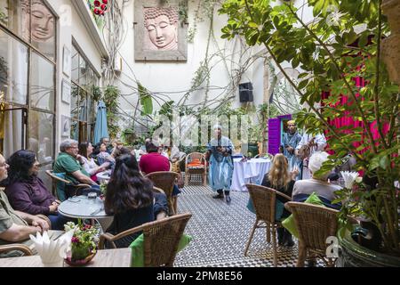 Maroc, Mogador, Essaouira, classé au patrimoine mondial de l'UNESCO, le restaurant Love dans la médina, spectacle de musique et de danse traditionnel Gnaoua Banque D'Images