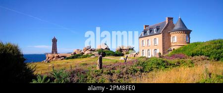 France, Côtes d'Armor, Côte de granit Rose, Perros Guirec, Pointe de Scewel, sur le sentier des Douaniers, le phare de la moyenne Ruz et la maison construite par Gustave Eiffel Banque D'Images