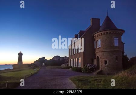 France, Côtes d'Armor, Côte de granit Rose, Perros Guirec, Pointe de Scewel, sur le sentier des Douaniers, le phare de la moyenne Ruz et la maison construite par Gustave Eiffel à la tombée de la nuit Banque D'Images