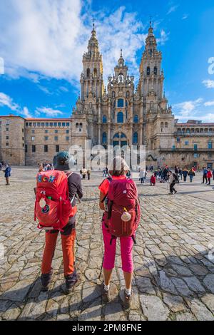 Espagne, Galice, Saint-Jacques-de-Compostelle, la vieille ville (site du patrimoine mondial de l'UNESCO), arrivée de deux pèlerins devant la cathédrale de Praza do Obradoiro après 1000km sur la via de la Plata, itinéraires de pèlerinage espagnol à Saint-Jacques-de-Compostelle Banque D'Images