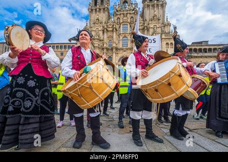 Espagne, Galice, Saint-Jacques-de-Compostelle, la vieille ville (classée au patrimoine mondial de l'UNESCO), formation musicale galicienne traditionnelle devant la cathédrale de Praza do Obradoiro Banque D'Images