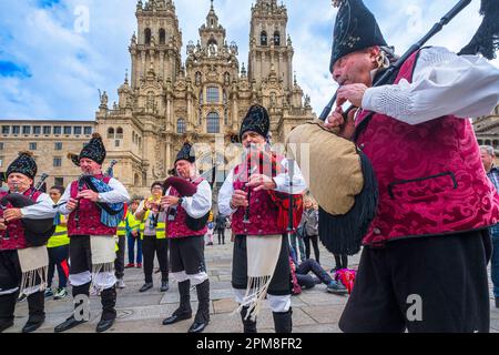 Espagne, Galice, Saint-Jacques-de-Compostelle, la vieille ville (classée au patrimoine mondial de l'UNESCO), formation musicale galicienne traditionnelle devant la cathédrale de Praza do Obradoiro Banque D'Images