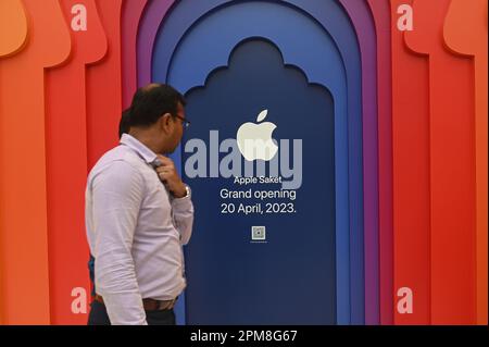 New Delhi, Delhi, Inde. 12th avril 2023. Un homme passe par le premier magasin Apple Store d'Inde avant son lancement dans Select CityWalk Mall, Saket, à New Delhi, en Inde, sur 12 avril 2023. Apple Inc. Lance deux nouveaux magasins de détail en Inde, l'un à Mumbai sur 18 avril et l'autre à Delhi sur 20 avril. (Credit image: © Kabir Jhangiani/ZUMA Press Wire) USAGE ÉDITORIAL SEULEMENT! Non destiné À un usage commercial ! Crédit : ZUMA Press, Inc./Alay Live News Banque D'Images