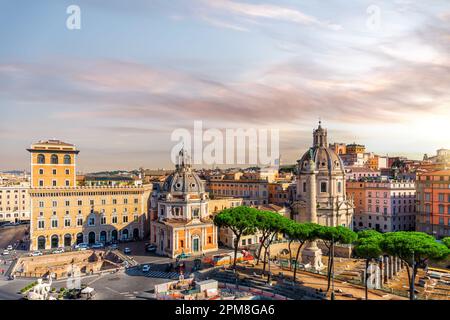 Vue sur la basilique d'Ulpia, vestiges du Forum de Trajan, colonne de Trajan de Vittoriano, Rome, Italie Banque D'Images