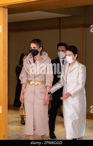 Tokyo, Japon. 10th avril 2023. La reine Rania Al Abdullah (à gauche) reçue par l'impératrice Masako du Japon au Palais impérial de Tokyo, au Japon, sur 11 avril 2023. Photo de Balkis Press/ABACAPRESS.COM Credit: Abaca Press/Alay Live News Banque D'Images