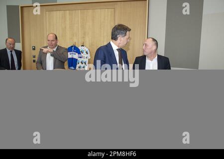 KBWB - Président de la Fédération cycliste belge RLVB Tom Van Damme, Maire de Bruxelles Philippe Close, Premier ministre Alexander de Croo et Président de la Flandre Classics Wouter Vandenhaute photographiés lors d'une conférence de presse de la ville de Bruxelles pour annoncer sa candidature à l'organisation des Championnats du monde de route UCI 2030, Cycling Le mercredi 12 avril 2023 à Bruxelles. BELGA PHOTO NICOLAS MATERLINCK Banque D'Images