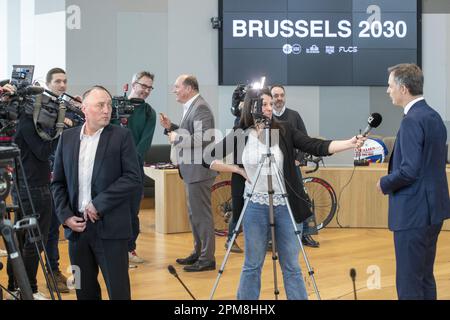 Le maire de Bruxelles-bruxelles Philippe Close (C) , le président des classiques de Flandre Wouter Vandenhaute (L) et le Premier ministre Alexander de Croo (R) s'entretient avec la presse après une conférence de presse de la ville de Bruxelles pour annoncer sa candidature à l'organisation des Championnats du monde de cyclisme sur route 2030 de l'UCI, Le mercredi 12 avril 2023 à Bruxelles. BELGA PHOTO NICOLAS MATERLINCK Banque D'Images