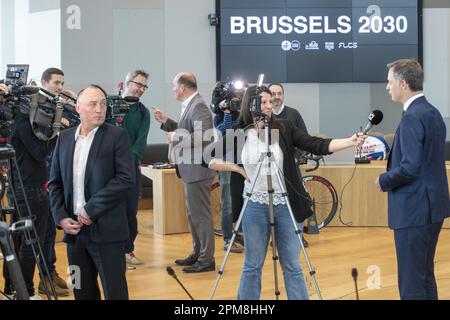 Le maire de Bruxelles-bruxelles Philippe Close (C) , le président des classiques de Flandre Wouter Vandenhaute (L) et le Premier ministre Alexander de Croo (R) s'entretient avec la presse après une conférence de presse de la ville de Bruxelles pour annoncer sa candidature à l'organisation des Championnats du monde de cyclisme sur route 2030 de l'UCI, Le mercredi 12 avril 2023 à Bruxelles. BELGA PHOTO NICOLAS MATERLINCK Banque D'Images