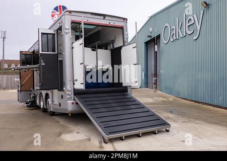 L'usine d'Oakley à High Cross à Ware, Hertfordshire, où la suprématie de modèles de boîte à cheval de luxe fournit le haut de gamme des logements équestres de luxe. Banque D'Images