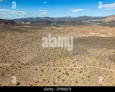 Vue aérienne de la nature isolée et pittoresque le long de la célèbre Ruta40 dans la province de Mendoza en Argentine - Voyage en Amérique du Sud Banque D'Images