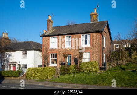 Une maison victorienne à double façade datant de 1870 dans le village de Billingshurst, West Sussex, Royaume-Uni. Banque D'Images