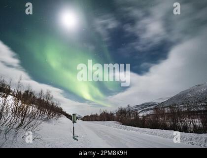 L'Aurora Borealis alias « les aurores boréales » en hiver autour d'Utsjoki en Finlande. Banque D'Images