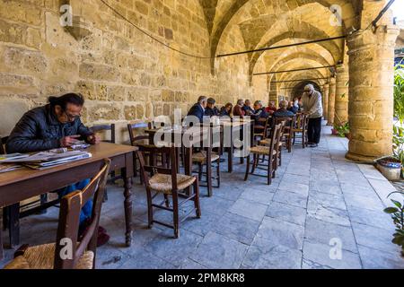 Cour intérieure Büyük Han, Great Inn, le plus grand caravansérail de Chypre. Construit sur ordre du premier dirigeant des Ottomans à Chypre, Muzaffer Pasha, en 1572. Il y a 10 magasins à l'étage inférieur. Même aujourd'hui, les habitants de la région se rencontrent ici pour prendre un café. Nicosie, Chypre Banque D'Images