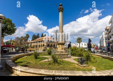 La colonne vénitienne de la place Atatürk. Érigé en 1489 par les Vénitiens au pouvoir. Les Ottomans ont renversé la colonne et enlevé la rue vénitienne Le lion de Mark était dessus. Pendant la période coloniale britannique, la colonne serait reconstruite et une sphère de bronze ajoutée. En arrière-plan le palais de justice de la période coloniale britannique. Lefkoşa Türk Belediyesi, Chypre Banque D'Images