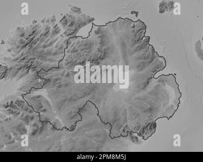 Irlande du Nord, région du Royaume-Uni. Carte d'altitude en niveaux de gris avec lacs et rivières Banque D'Images