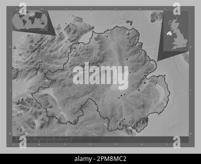 Irlande du Nord, région du Royaume-Uni. Carte d'altitude en niveaux de gris avec lacs et rivières. Lieux des principales villes de la région. Angle auxiliaire l Banque D'Images