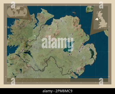 Irlande du Nord, région du Royaume-Uni. Carte satellite haute résolution. Lieux des principales villes de la région. Cartes d'emplacement auxiliaire d'angle Banque D'Images